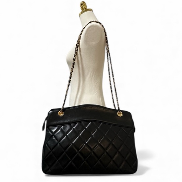 Chanel Matelassé Vintage Lambskin Shoulder Tote Black Gold Chain - Picture 2 of 16